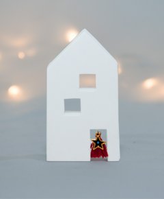 Διακοσμητικό γούρι σπίτι από χυτό λευκό υλικό με μεταλλικό 24 και κόκκινο δέσιμο