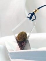 Χειροποίητο κόσμημα από ρητίνη σε σχήμα δάκρυ