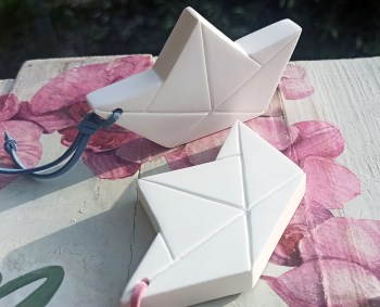 Λευκό καραβάκι οριγκάμι origami από χυτό υλικό για μπομπονιέρα