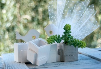 Χειροποίητο γλαστράκι από χυτή πορσελάνη ή γκρι τσιμένο σε σχήμα Lego για μπομπονιέρες γάμου και βάπτισης με παχύφυτα