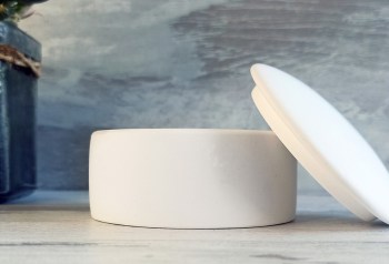 Στρογγυλό κουτί - μπιζουτιέρα από λευκό χυτό υλικό για μπομπονιέρα