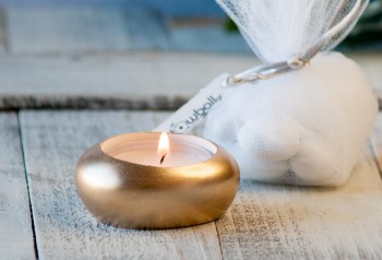 Χυτό βότσαλο από υλικό πορσελάνης, βαμμένο χρυσό, με κερί για μπομπονιέρα