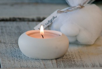 Χυτό βότσαλο από γκρι τσιμέντο με κερί για μπομπονιέρα