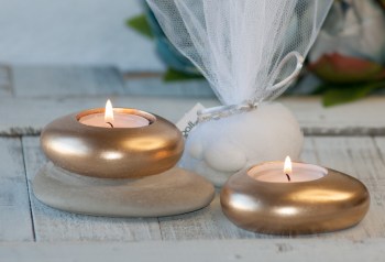 Δύο βότσαλα από γκρι τσιμέντο και βαμμένο χρυσό με κερί για μπομπονιέρα